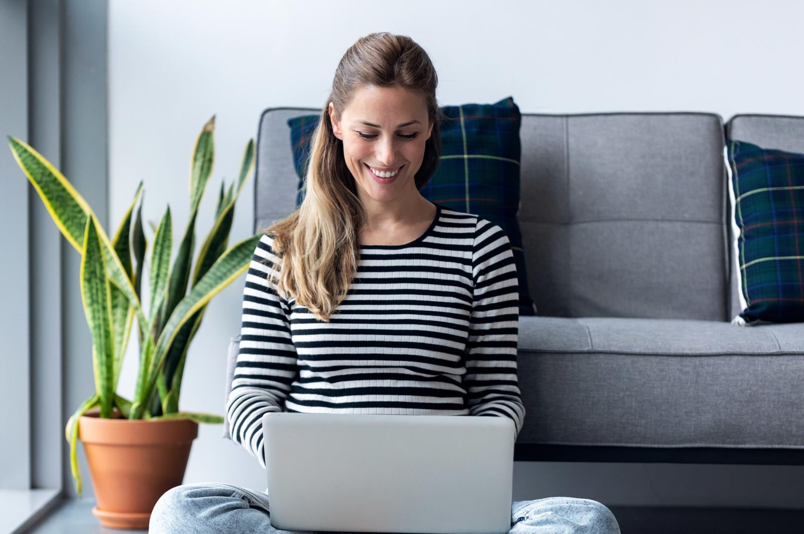 Vrouw op de laptop op de bank